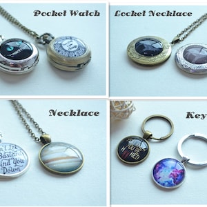 K&ouml;nnte beinhalten: Eine Sammlung von Accessoires, darunter silberne und bronzene Taschenuhren, Medaillon-Halsketten und Schl&uuml;sselanh&auml;nger. Die Artikel zeigen verschiedene grafische Designs, darunter ein Katzenauge, Text und Bilder von Planeten sowie Nebeln.