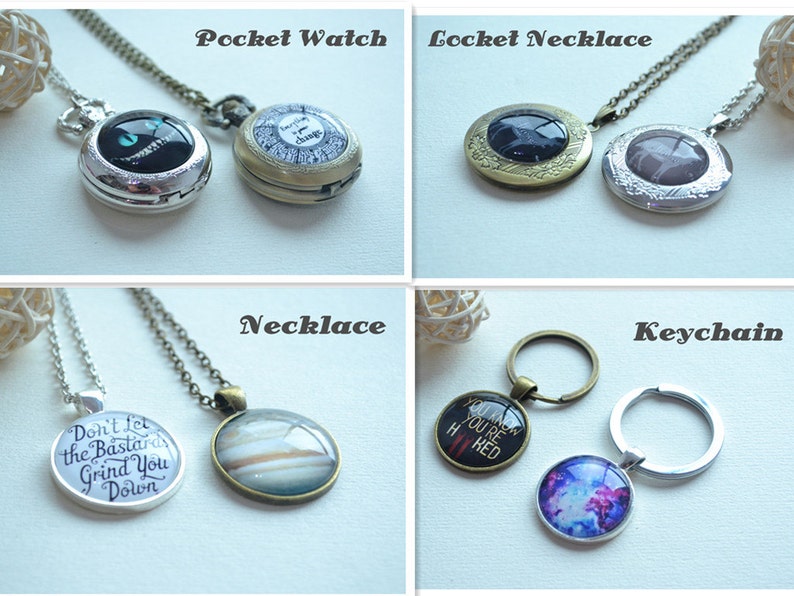 K&ouml;nnte beinhalten: Eine Sammlung von Accessoires, darunter silberne und bronzene Taschenuhren, Medaillon-Halsketten und Schl&uuml;sselanh&auml;nger. Die Artikel zeigen verschiedene grafische Designs, darunter ein Katzenauge, Text und Bilder von Planeten sowie Nebeln.