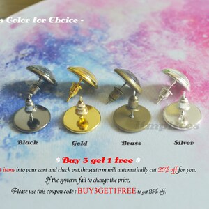 Op de afbeelding: Vier oorknopjes met ronde zettingen in zwarte, gouden, messing en zilveren afwerkingen. Elke oorbel heeft een steker en een platte ronde basis. De tekst "Earrings Color for Choice -" staat bovenaan, met labels voor de kleuren eronder.