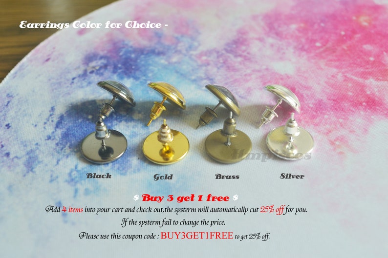 Op de afbeelding: Vier oorknopjes met ronde zettingen in zwarte, gouden, messing en zilveren afwerkingen. Elke oorbel heeft een steker en een platte ronde basis. De tekst "Earrings Color for Choice -" staat bovenaan, met labels voor de kleuren eronder.