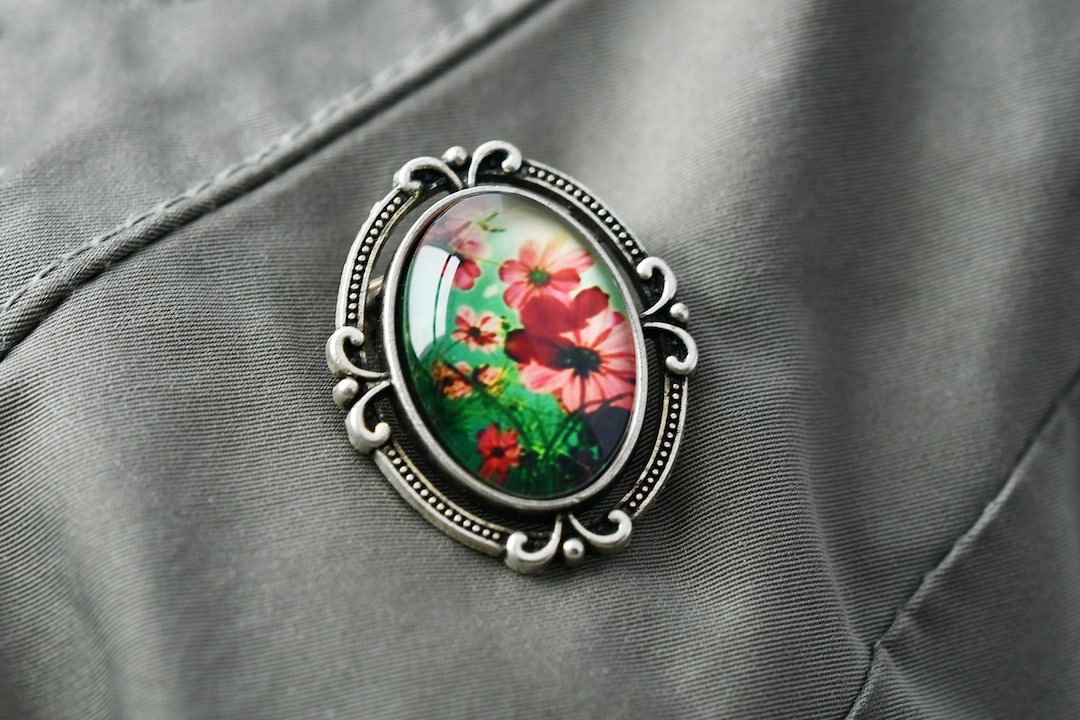 Vintage Style Red Daisy Brooch, 13x18mm or 18x25mm Oval Boho Pin