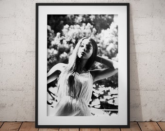Zwart-witfotografie. Portret van de vrouw, vrouwelijke fotografie, posterprint, afdrukbare muurkunst, woondecoratie, instant digitale download.