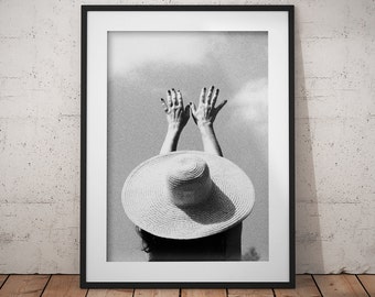 Printkunst, reiken naar de lucht, zwart-witfotografie, handen van de vrouw, grote hoed, afdrukbare kunst, instant digitale download, poster afdrukken