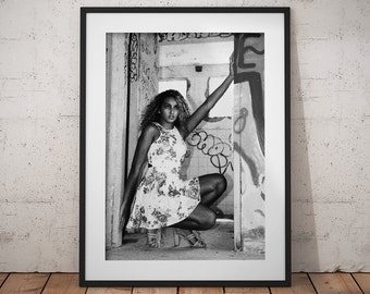 Afdrukken van Art. Portret van een vrouw, zwart & wit, Instant digitale downloaden. Een bloem jurk, graffiti, een verlaten gebouw. Afdrukbare wall art.