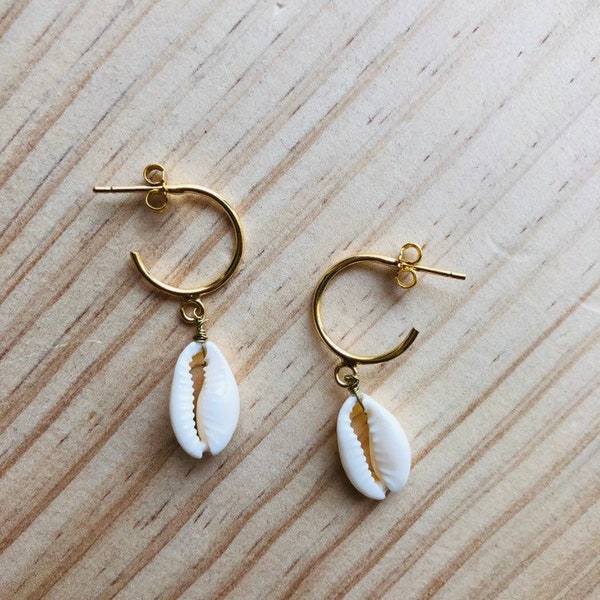 Mini hoop earrings in fine gold-plated brass decorated with a shell charm