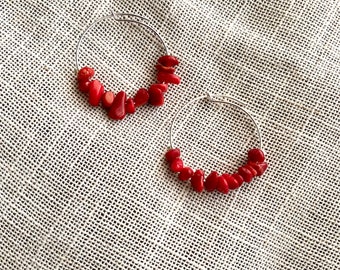 Boucles d'oreilles créoles en argent avec des perles en chips rouges