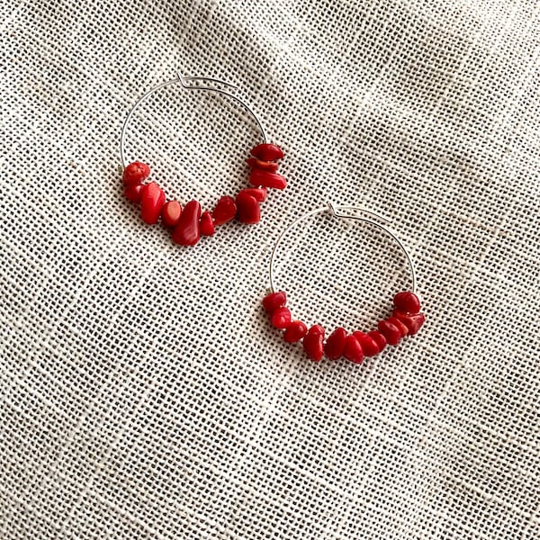 Boucles d'oreilles créoles en argent avec des perles en chips rouges