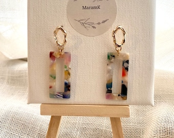 Irregular oval earrings in fine gold-plated brass adorned with a rectangular pendant in multicolored acetate