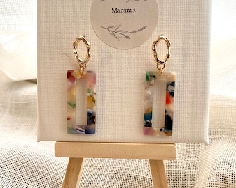 Boucles d'oreilles ovales irrégulières en laiton doré à l'or fin ornées d'un pendentif rectangle en acétate multicolore