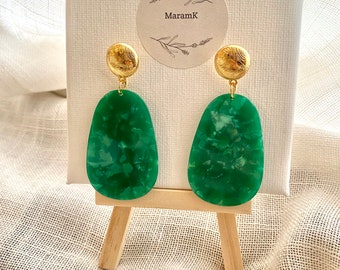 Round striated stud earrings gilded with fine gold adorned with an oval pendant in pearly green acetate