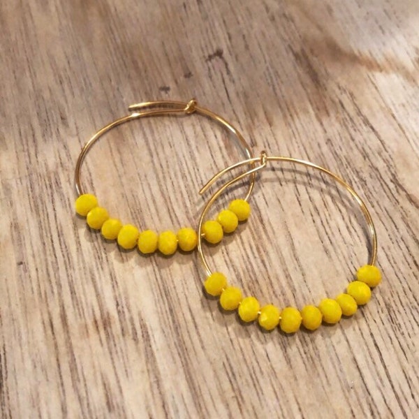 Boucles d'oreilles créoles en laiton doré à l'or fin ornées de perles jaunes