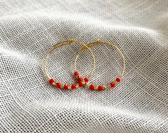 Creole earrings in fine gold-plated brass and decorated with red and gold pearls