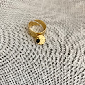 Regaltable ring in golden brass adorned with a faceted pearl and charm