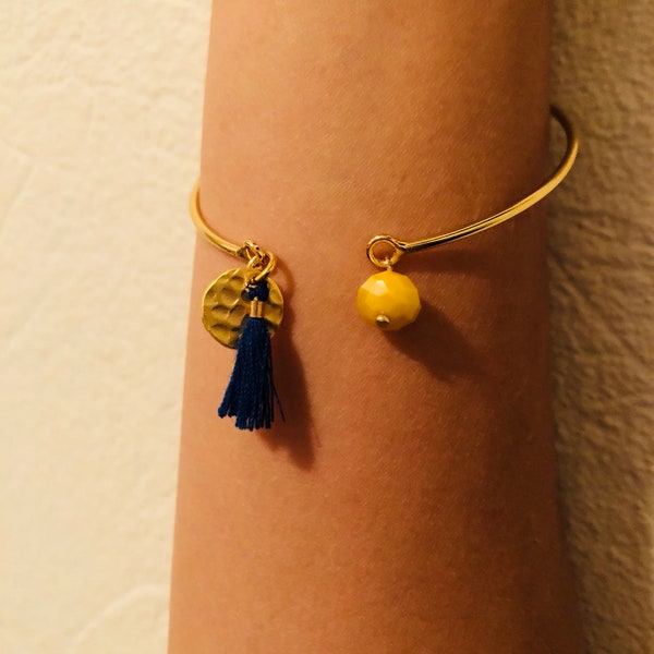 Bracelet jonc en laiton doré à l’or fin orné d'un pompon bleu et une perle jaune