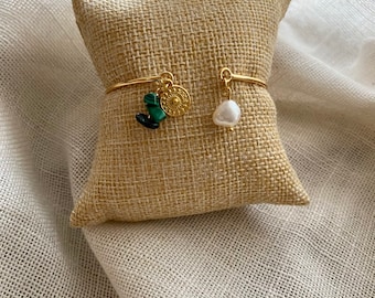 Brass bangle bracelet gilded with fine gold decorated with mother-of-pearl and malachite beads