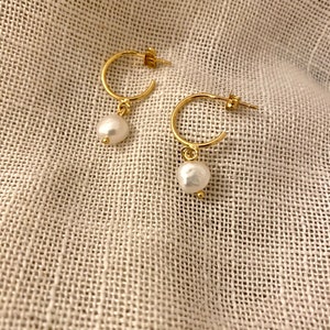 Mini hoop earrings in fine gold-plated brass decorated with a mother-of-pearl stone