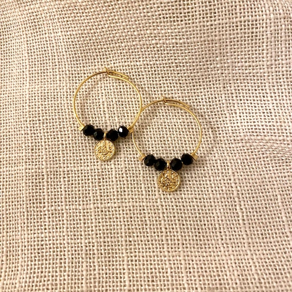 Mini créoles avec perles noires et breloque dorée