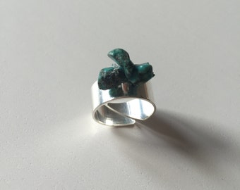 Silver ring adorned with turquoise Howlite stones