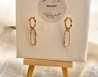 Irregular oval earrings in fine gold-plated brass adorned with a geometric oval charm