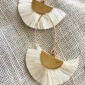 Fine gold-plated brass earrings with long hook and beige fan pompom