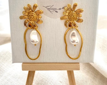 Stainless steel daisy earrings adorned with an oval pendant and a PureCrystal pearl baroque