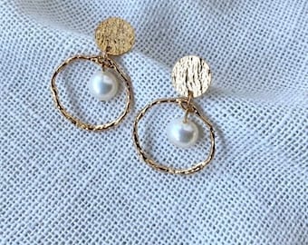 Earrings in fine gold-plated brass adorned with a pearly pearl