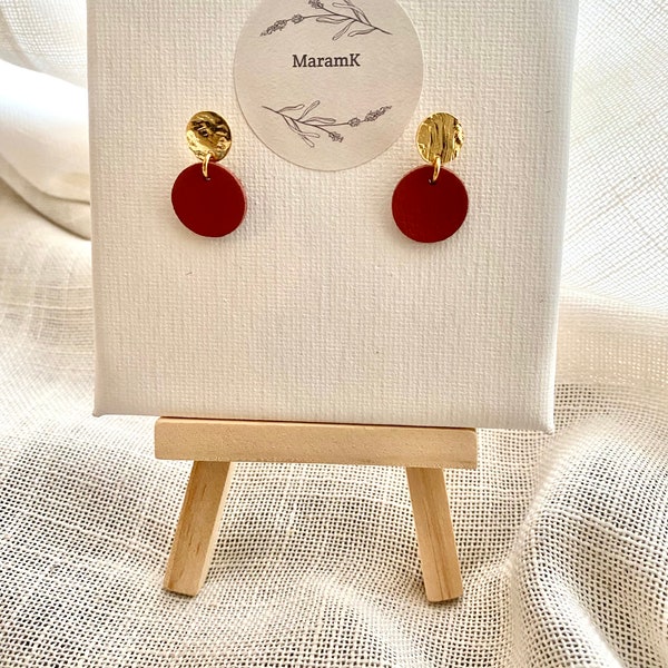 Boucles d'oreilles clous martelées en laiton doré à l'or fin 24k Premium ornées d'une breloque ronde en cuir véritable marron