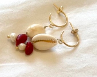 Mini hoop earrings in fine gold-plated brass decorated with pearls and a shell