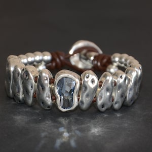 Pulsera de cuero para mujer favorita - Pulsera estilo uno de 50 - Pulsera Sworovski irregular - Pulsera de cuero vintage única - Pulsera de cristal gris