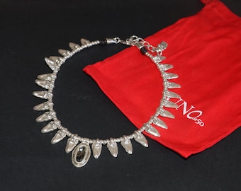 Collar de cuero Uno de 50, cuentas de zamak plateadas, colgante de Swarovski