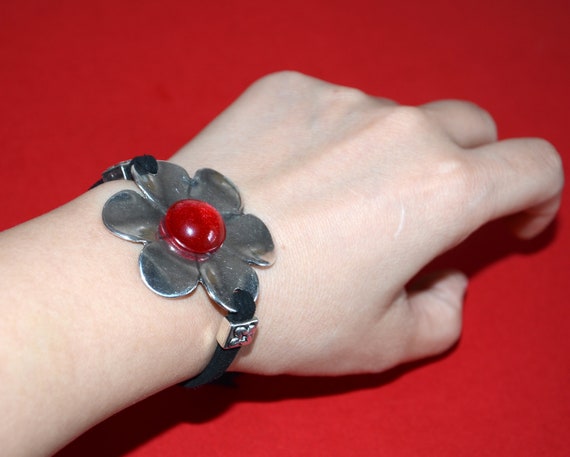 Uno de deals 50 red bracelet