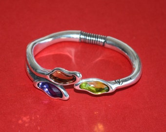 Ein Virazón Frühling Armreif-ein spanisches Markenarmband-stylisches Armband-dickes versilbertes Zamak Armband-buntes Kristall Armband