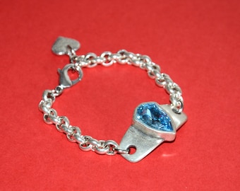 Versilbertes Kettenarmband mit hellblauem Swarovski Kristall
