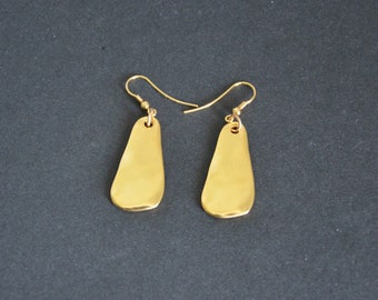 Boucles d’oreilles zamak remplies d’or, style vintage avec design simple, boucles d’oreilles en or crochet, boucles d’oreilles irrégulières.