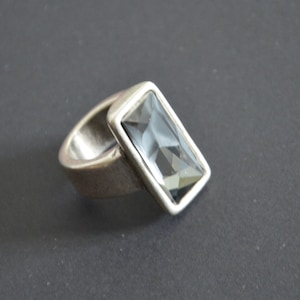 Anillo vintage plateado, anillo Swarovski rectangular, anillo Swarovski color gris/té, estilo uno no de 50, bonito diseño y muy buena calidad