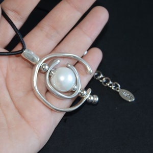 Women leather necklace with big shell pearl beads and irregular silvering ring, special design and nice looking. uno no de 50 style.