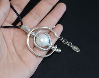 Women leather necklace with big shell pearl beads and irregular silvering ring, special design and nice looking. uno no de 50 style.