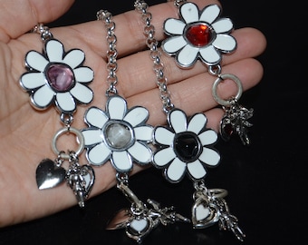 Thick silver plated flower connector with resin chain bracelet, enamel flower, heart charm bracelet, stylish charm bracelet, otro accesorio