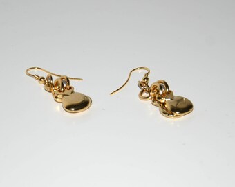 Une paire de boucles d’oreilles zamak remplies d’or, style vintage avec un design simple, boucles d’oreilles de forme irrégulière, uno no de 50 style, boucles d’oreilles cloches.