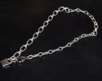 Kurze silberfarbene Ketten-Halskette mit Zamak-Schloss-Anhänger