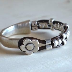 Pulseira feminina de couro, fecho em forma de flor com contas de zamak, design especial, uno de 50.
