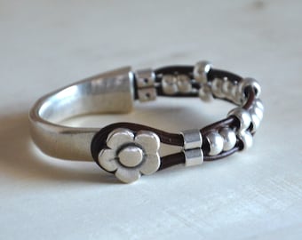 Women leather bracelet,tube flower clasp with zamak beads, special design, uno de 50.
