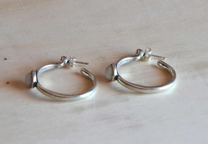 Thick silver plated zamak earrings, vintage earrings,circle decorative earrings,violet/ blue resin earrings, pierced circle earrings zdjęcie 5