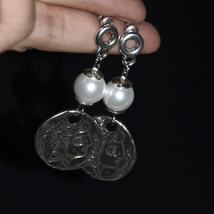 Pendientes gruesos de zamak bañados en plata con forma de moneda y perla de concha, estilo uno de 50, pendientes de muy buena calidad, pendientes antialérgicos, estilo vintage