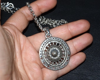 otro accesorio necklace-vintage hollowed-out flower pendant necklace-Spain made necklace-silver plated chain necklace.