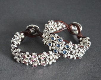 Leder Swarovski Armband, silberfarbene Zamak Perlen, Knopfverschluss