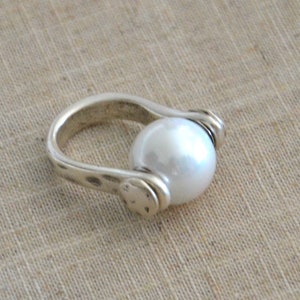 Anillo vintage plateado, con perla de concha, diseño especial y muy buena calidad.