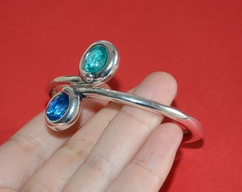 Versilberter Zamak-Armreif - Blauer und grüner Kristall, Spanien hergestellt