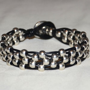 Pulsera de cuero unisex-pulsera de cuero para mujer-pulsera color plata antigua-pulsera estilo uno de 50-pulsera envuelta en cuero.