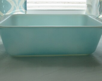 Vintage, Pyrex, #913, Horizon Blue, Turquoise Loaf Pan, 1 1/2 Quart, Robins Egg Blue. 1969 to 1972.
